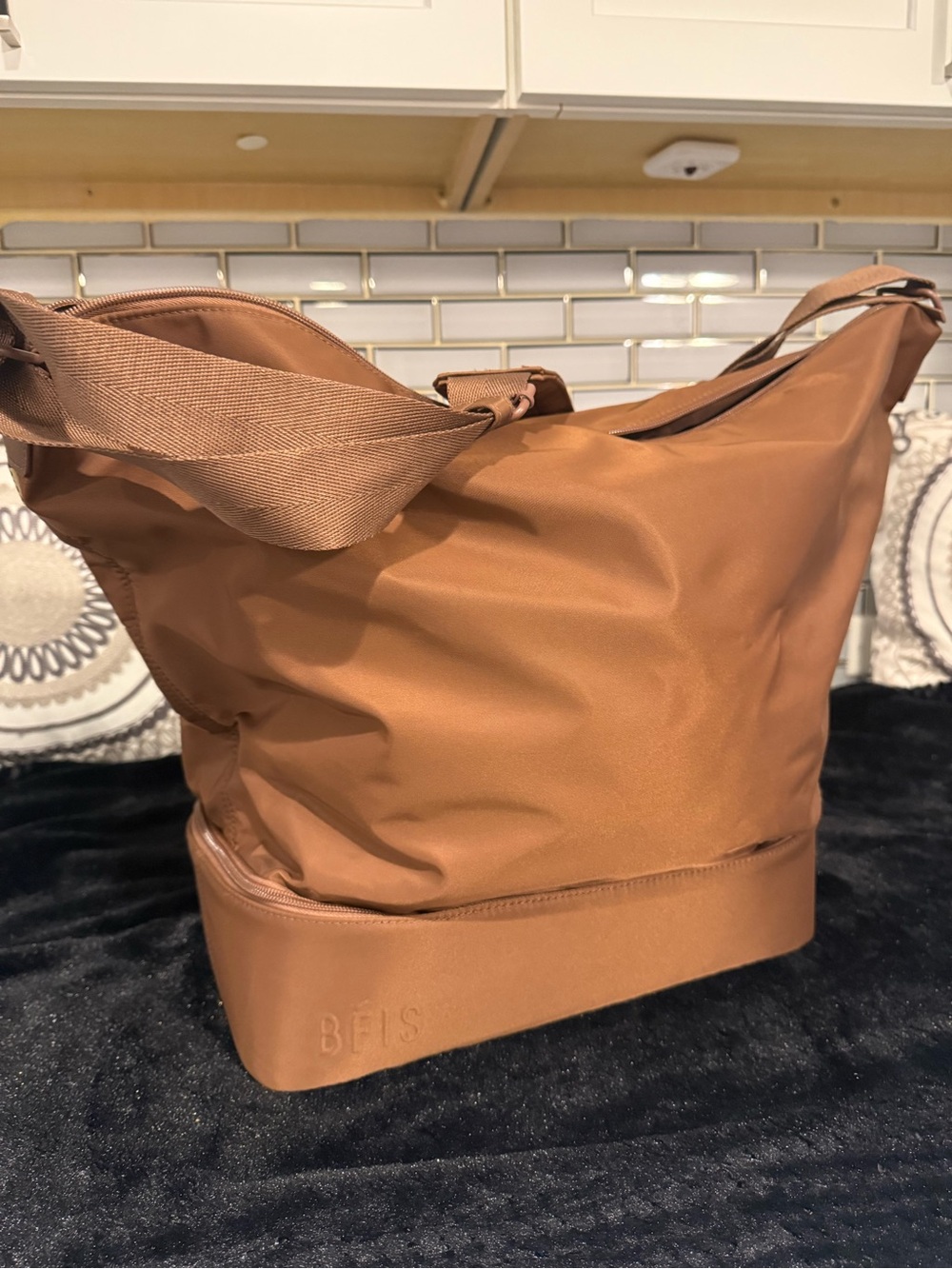 BEIS The Crescent Weekender Tote In MAPLE - Picture 5 of 9